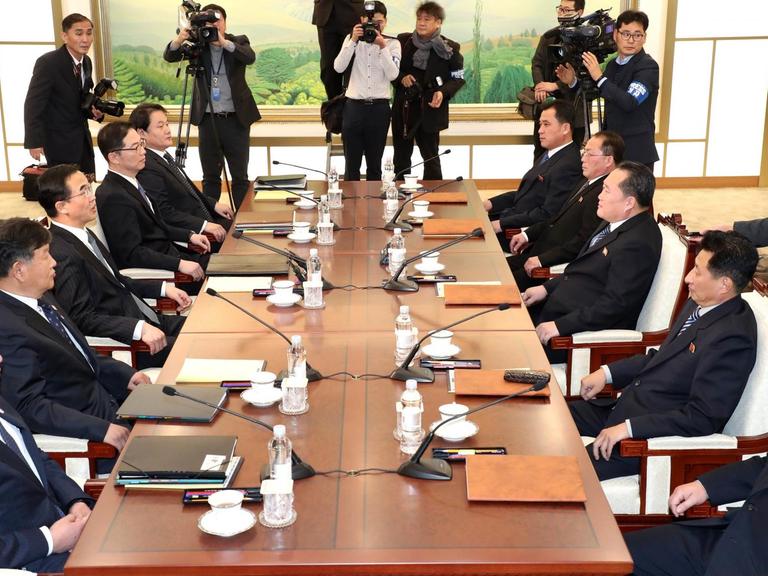 Unterhändler aus Süd- und Nordkorea bei Gesprächen am 09.01.2018 in Panmunjom, Südkorea
