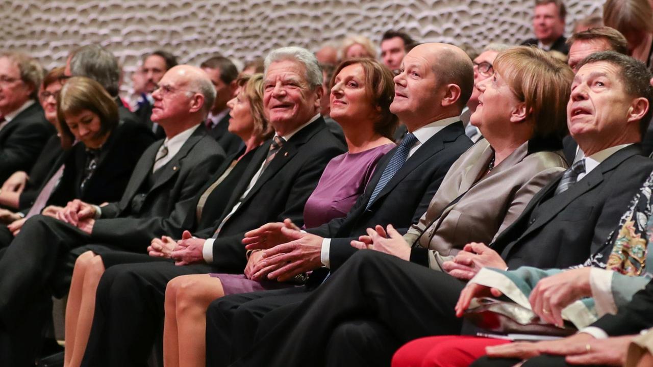 Bundeskanzlerin Merkel, Hamburgs Erster Bürgermeister Scholz und andere Ehrengäste bei der Eröffnung der Elbphilharmonie. (11.01.2017)

