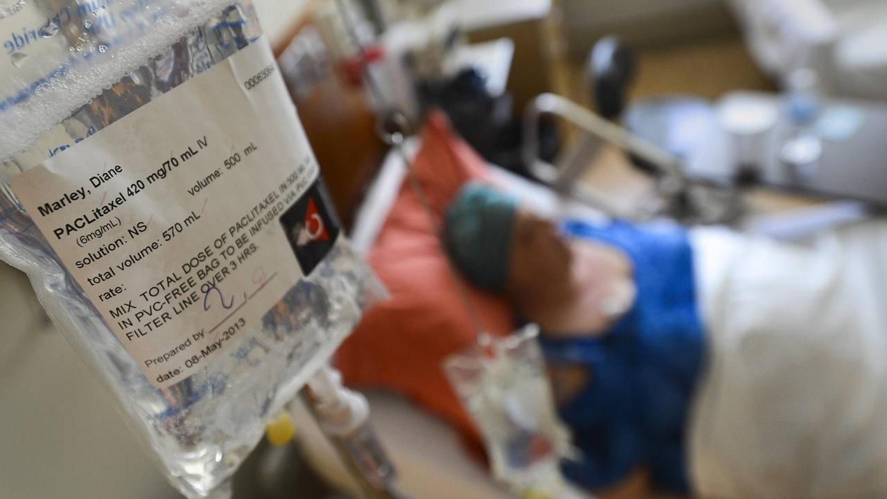 Medikamentenbeutel und Patient bei Chemotherapie Medikamentenbeutel und Patient bei Chemotherapie