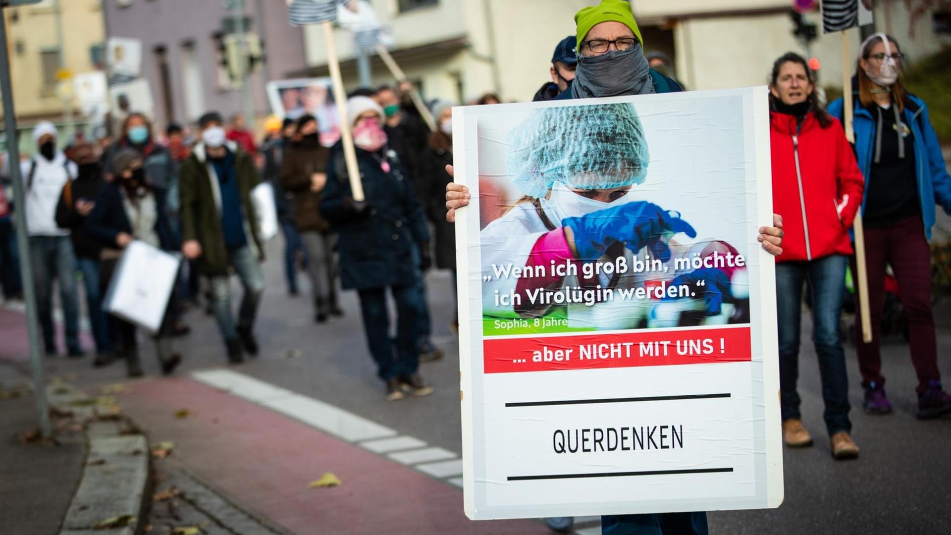 "Wenn ich groß bin, möchte ich Virolügin werden - Querdenker“, steht auf dem Schild eines Mannes, der an einer Demonstration gegen die Corona-Politik der Bundesregierung teilnimmt. "Wenn ich groß bin, möchte ich Virolügin werden - Querdenker“, steht auf dem Schild eines Mannes, der an einer Demonstration gegen die Corona-Politik der Bundesregierung teilnimmt.