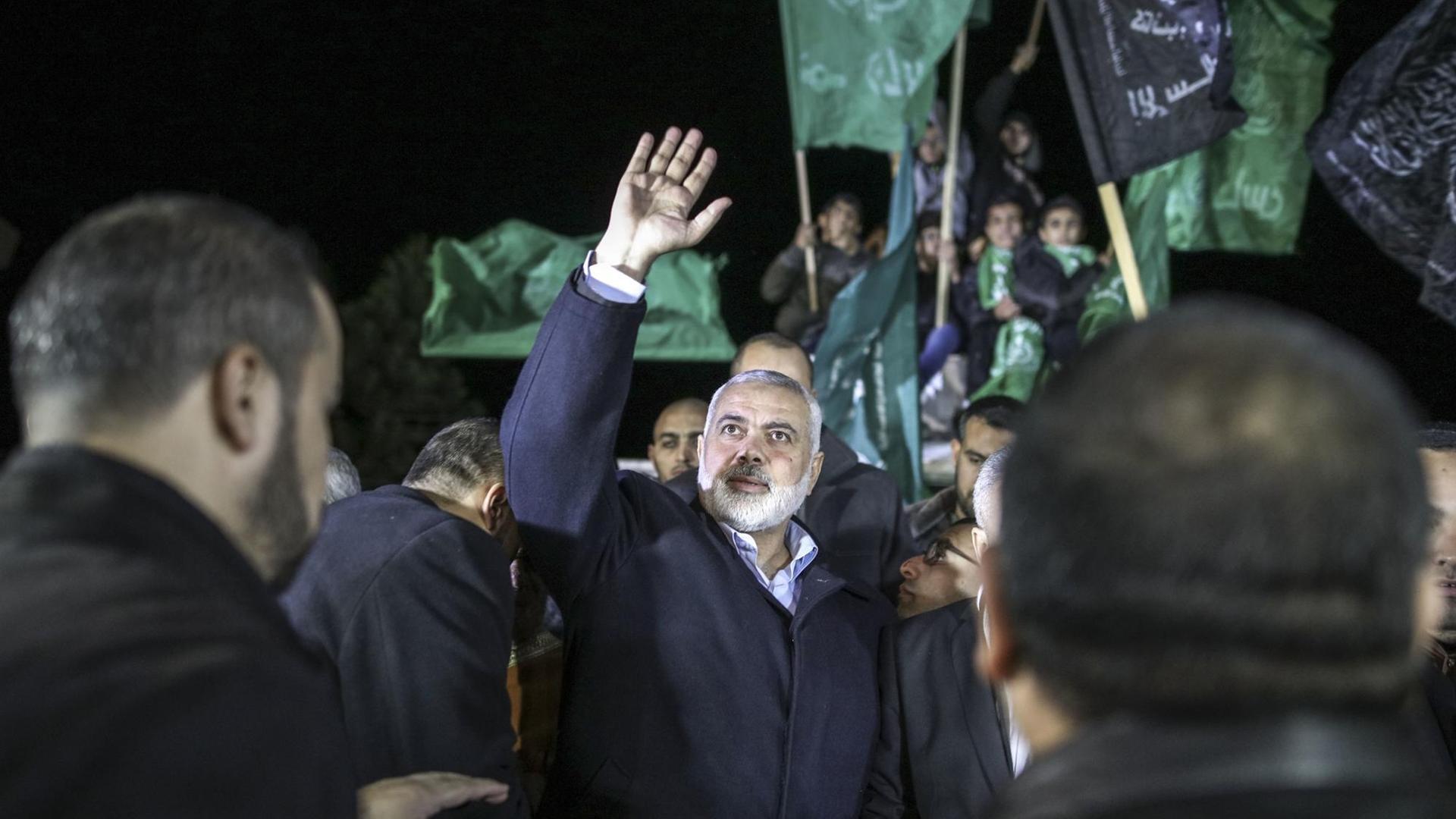 Hamas-Anführer Ismail Hanija nimmt am 6.12.2017 an einer Protestveranstaltung gegen Trumps Jerusalem-Entscheidung in Gaza teil. Hamas-Anführer Ismail Hanija nimmt am 6.12.2017 an einer Protestveranstaltung gegen Trumps Jerusalem-Entscheidung in Gaza teil.