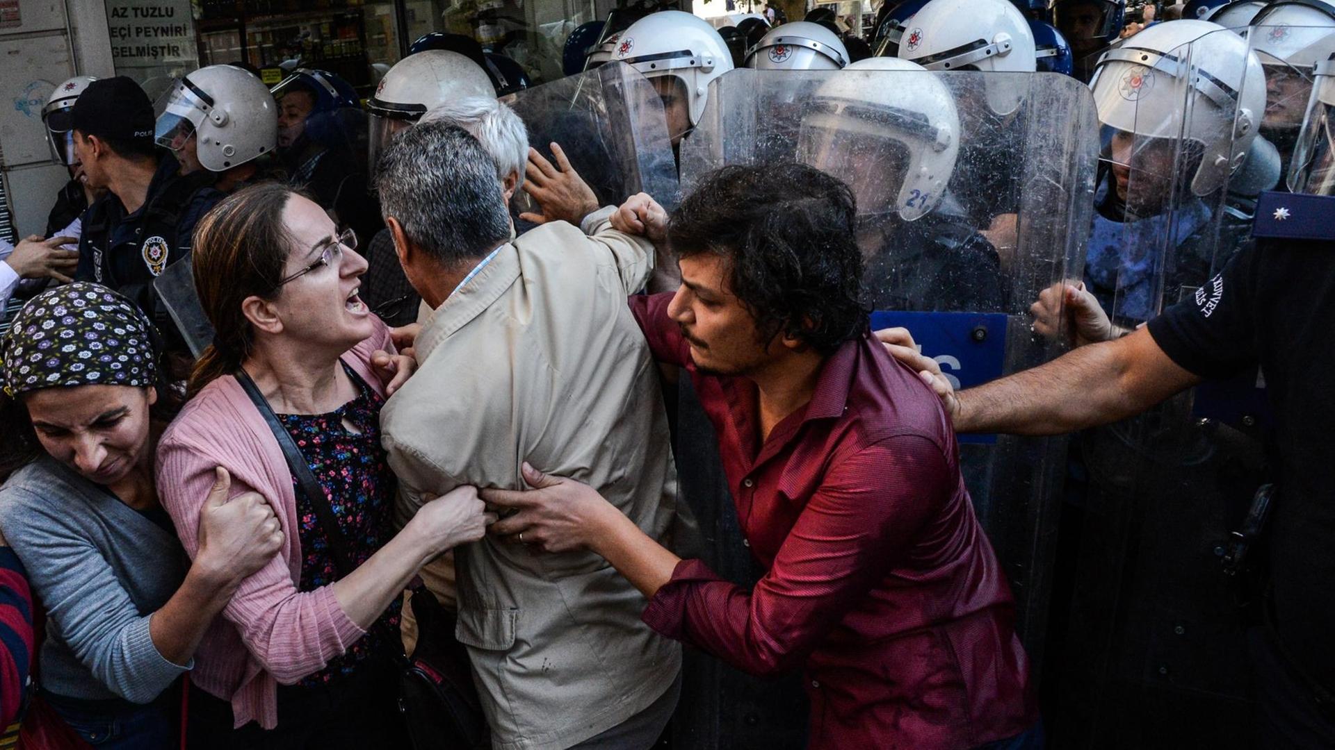 Behelmte Polizisten gehen in der türkischen Kurdenmetropole Diyarbakir gegen Demonstranten vor.