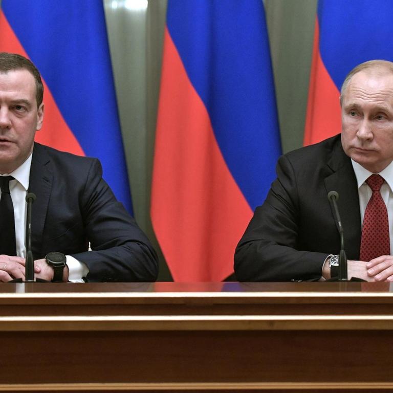 Wladimir Putin (r), Präsident von Russland, und Dmitri Medwedew, Ministerpräsident von Russland, sprechen bei einer Kabinettssitzung
