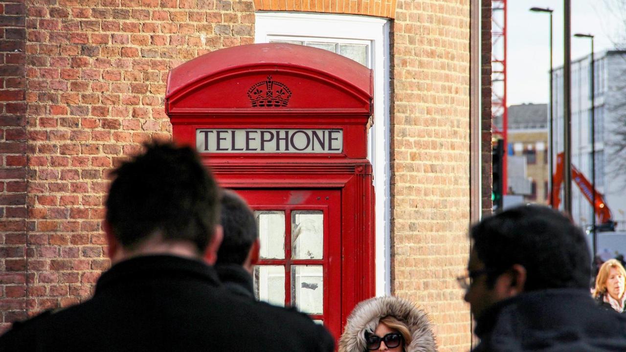 Eine rote Telefonzelle in London.