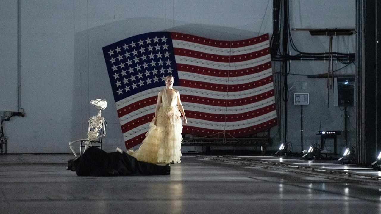 Eine Bühnenszene des musikalischen Abends "molto agitato" an der Staatsoper Hamburg. Eine Bühnenszene des musikalischen Abends "molto agitato" an der Staatsoper Hamburg.