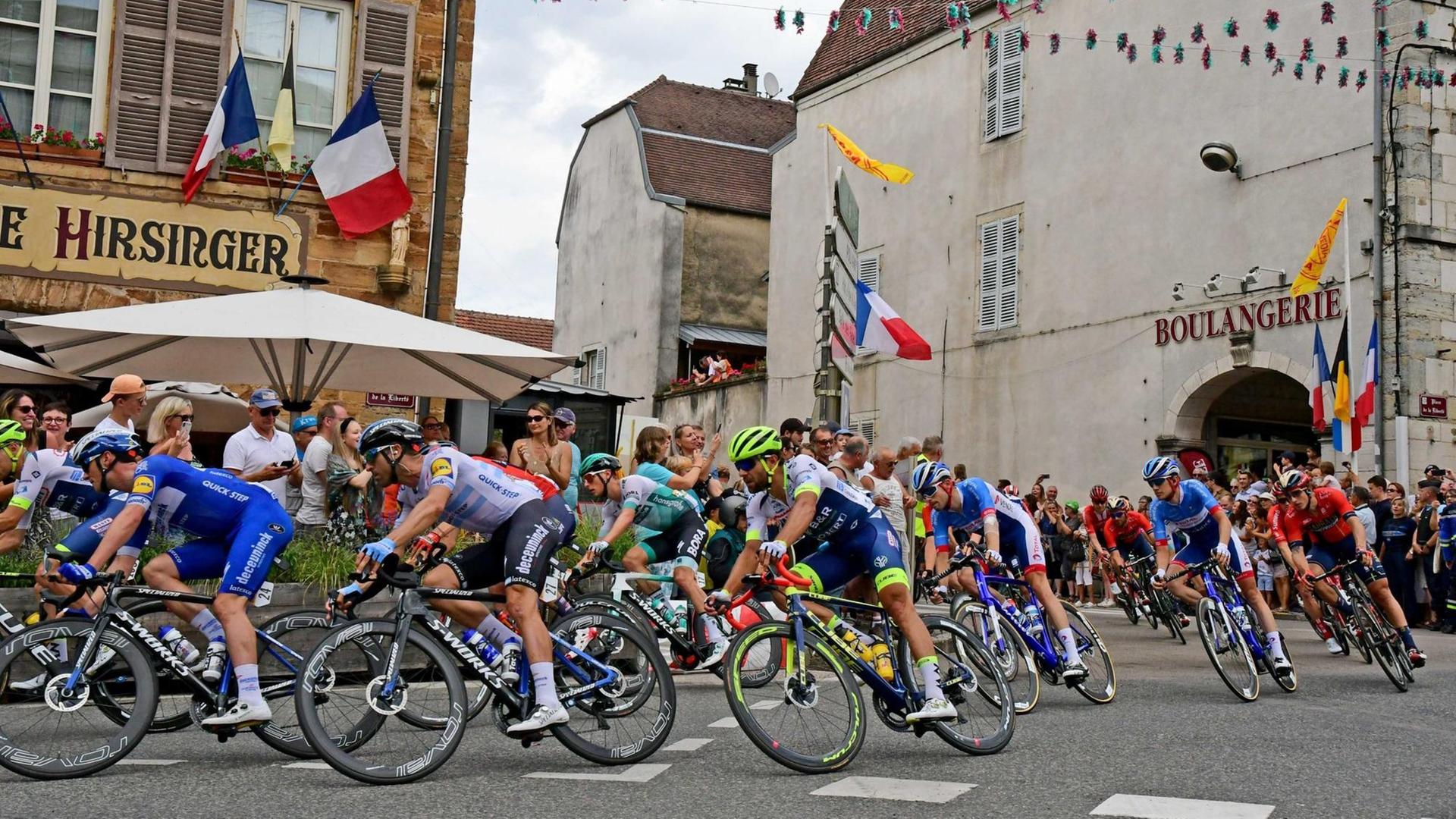 Radprofis bei Tour de France bei der Fahrt durch Arbois Radprofis bei Tour de France bei der Fahrt durch Arbois