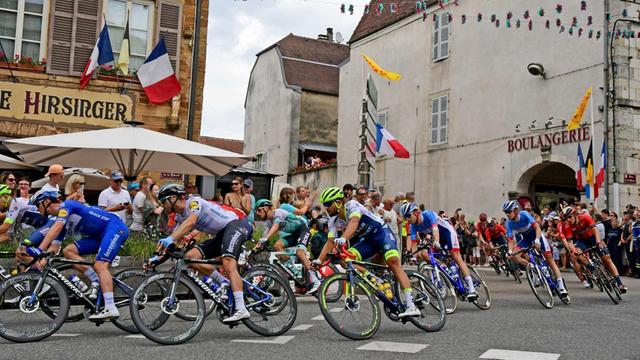 Radprofis bei Tour de France bei der Fahrt durch Arbois
