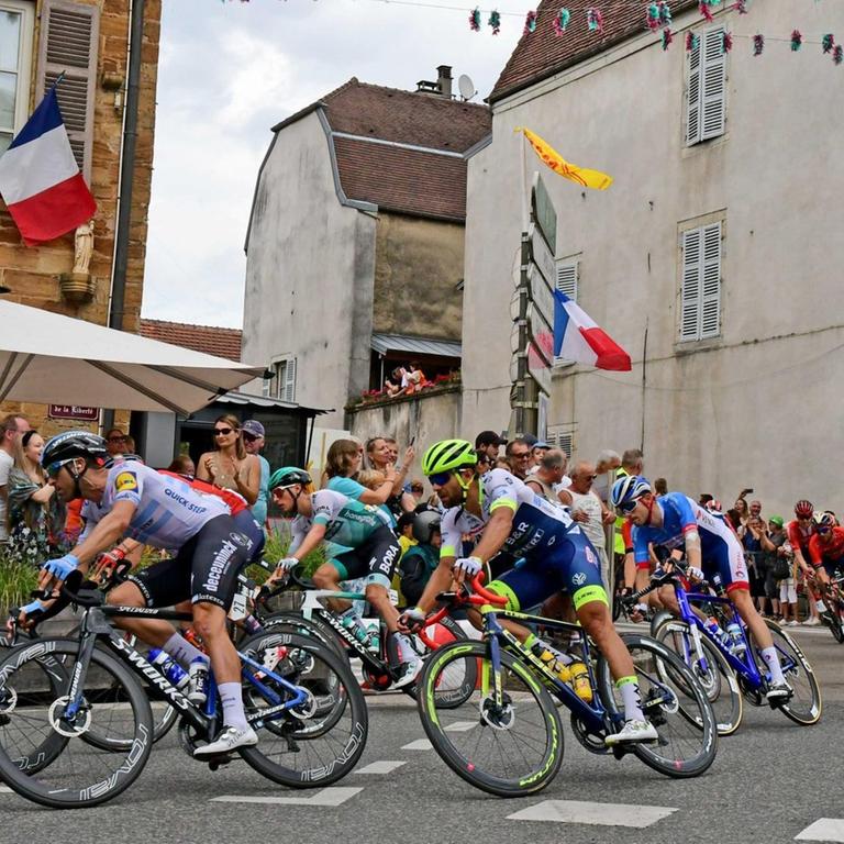 Radprofis bei Tour de France bei der Fahrt durch Arbois