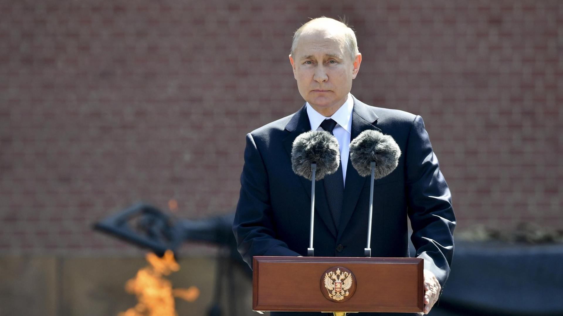 Der russische Präsident Wladimir Putin hält in Moskau auf einem Veteranenfriedhof seine Rede anlässlich des achtzigjährigen Jubiläums des Einmarsches des Dritten Reiches in die Sowjetunion. Der russische Präsident Wladimir Putin hält in Moskau auf einem Veteranenfriedhof seine Rede anlässlich des achtzigjährigen Jubiläums des Einmarsches des Dritten Reiches in die Sowjetunion.