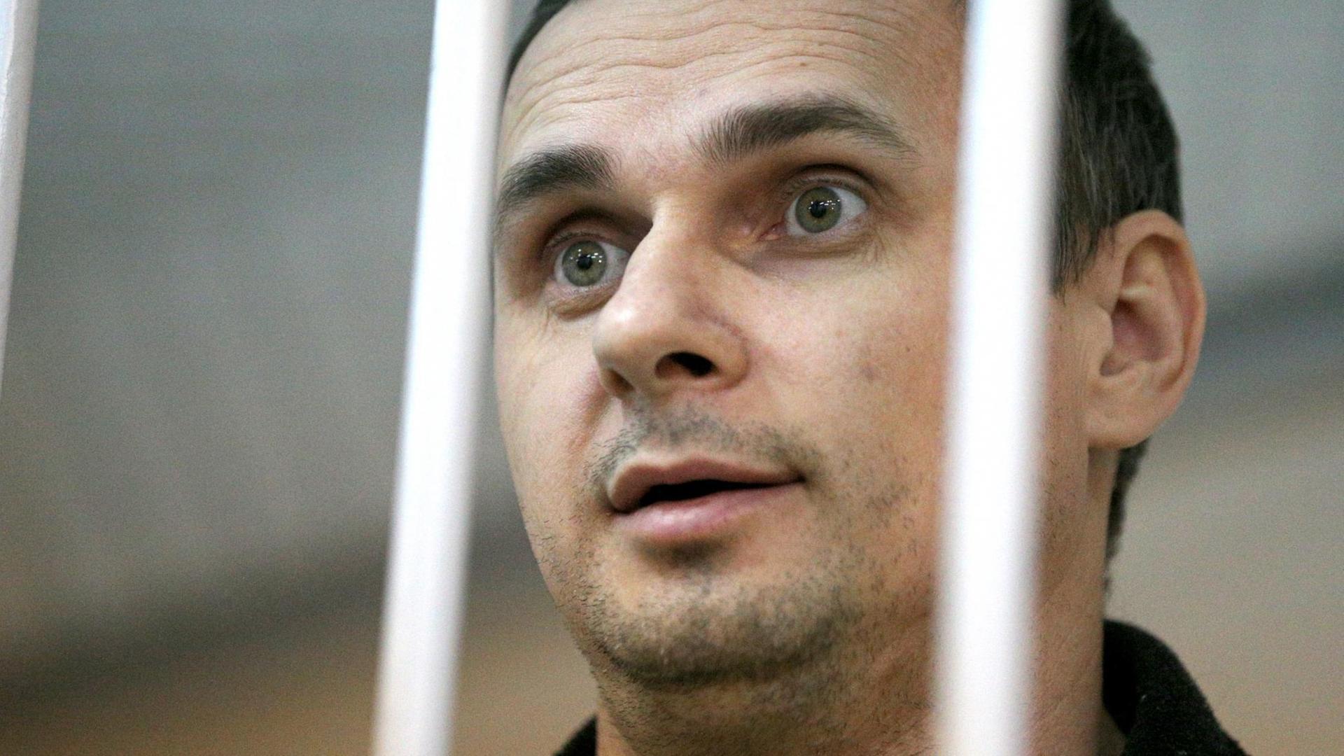 MOSCOW, RUSSIA. DECEMBER 26, 2014. Ukrainian film director Oleg Sentsov, detained in Crimea on charges of terrorism, seen in a cage during a hearing into the investigator's request to extend his arrest at Moscow's Lefortovo District Court. Mikhail Pochuyev/TASS MOSCOW, RUSSIA. DECEMBER 26, 2014. Ukrainian film director Oleg Sentsov, detained in Crimea on charges of terrorism, seen in a cage during a hearing into the investigator's request to extend his arrest at Moscow's Lefortovo District Court. Mikhail Pochuyev/TASS