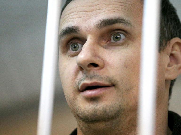 MOSCOW, RUSSIA. DECEMBER 26, 2014. Ukrainian film director Oleg Sentsov, detained in Crimea on charges of terrorism, seen in a cage during a hearing into the investigator's request to extend his arrest at Moscow's Lefortovo District Court. Mikhail Pochuyev/TASS