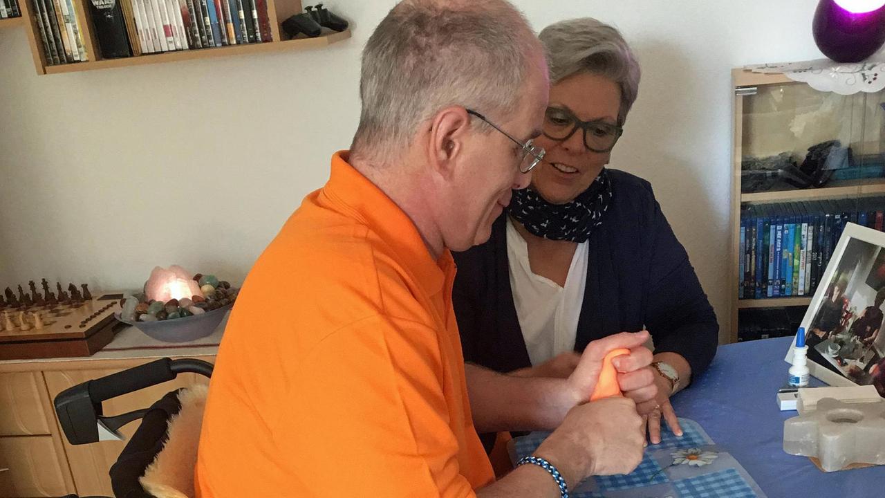 Steffen Schachschneider bei Übungen für seine Hände Steffen Schachschneider bei Übungen für seine Hände