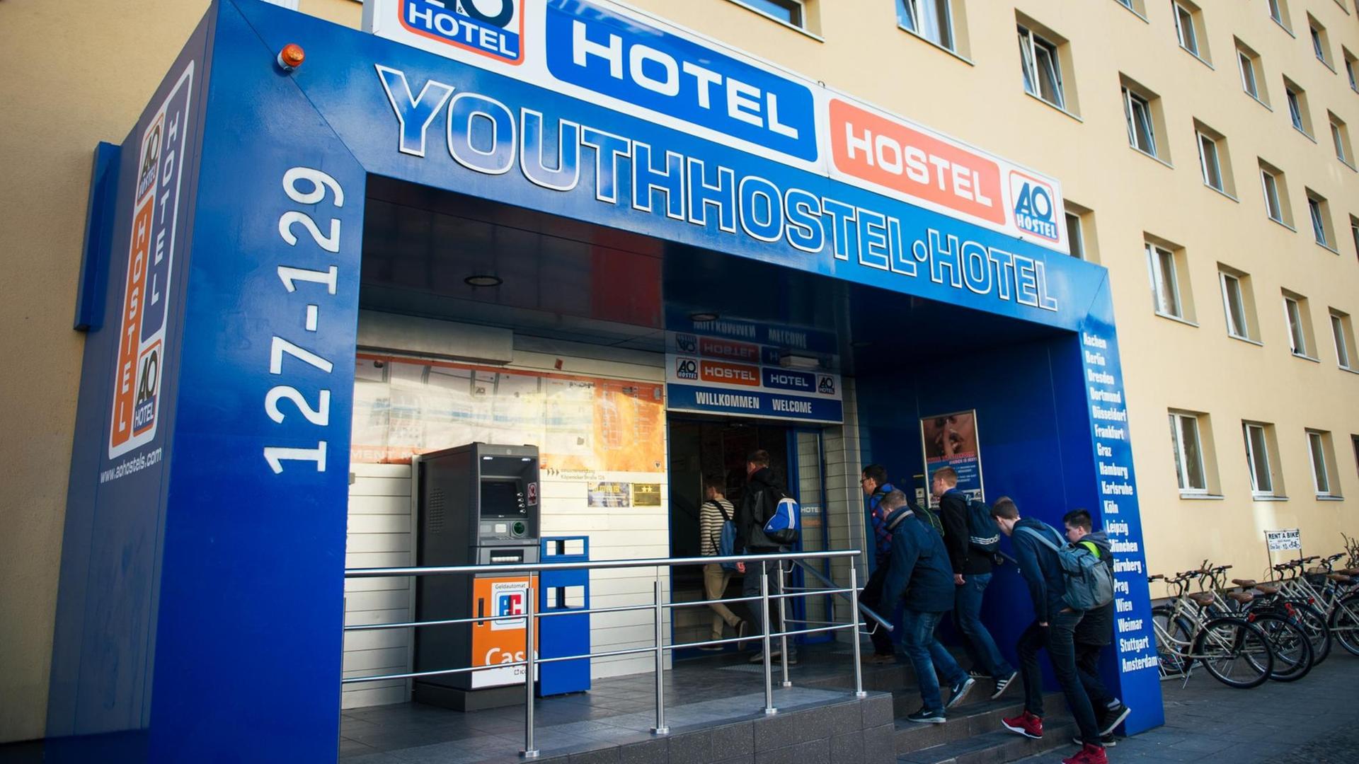 Eien Gruppe Jugendlicher betritt des A&O-Hotel in Berlin. Eien Gruppe Jugendlicher betritt des A&O-Hotel in Berlin.