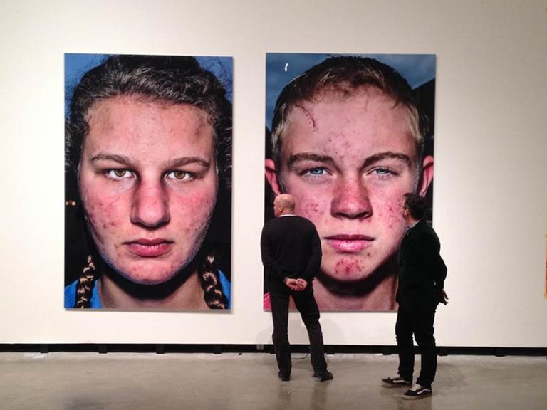 In der Ausstellung "Die innere Haut - Kunst und Scham", die beiden Fotografien "Jamie" und "Julie" des New Yorker Fotografen Bruce Gilden aus dem Jahr 2014