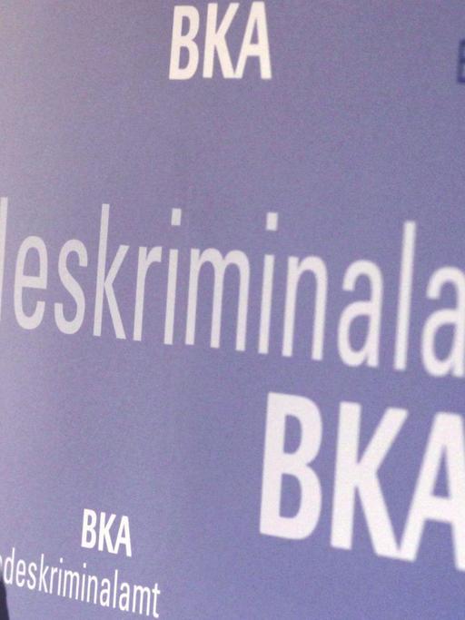 Der Schatten von BKA-Präsident Holger Münch wirf auf eine Stellwand mit der Aufschrift "Bundeskriminalamt" geworfen (18.11.2015).