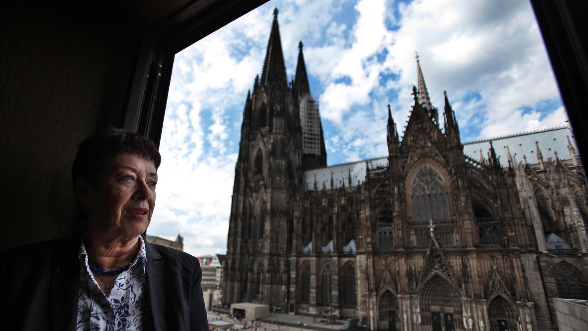 Die ehemalige Dombaumeisterin Barbara Schock-Werner vor dem Kölner Dom Die ehemalige Dombaumeisterin Barbara Schock-Werner vor dem Kölner Dom