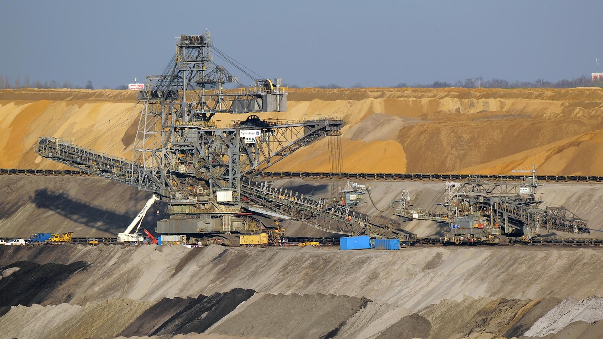 Kohle wird im Braunkohletagebau Garzweiler (Nordrhein-Westfalen) gefördert. Kohle wird im Braunkohletagebau Garzweiler (Nordrhein-Westfalen) gefördert.