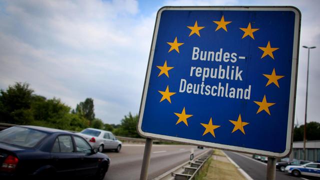 Ein Schild mit der Aufschrift "Bundesrepublik Deutschland" an der Autobahn bei Aachen.