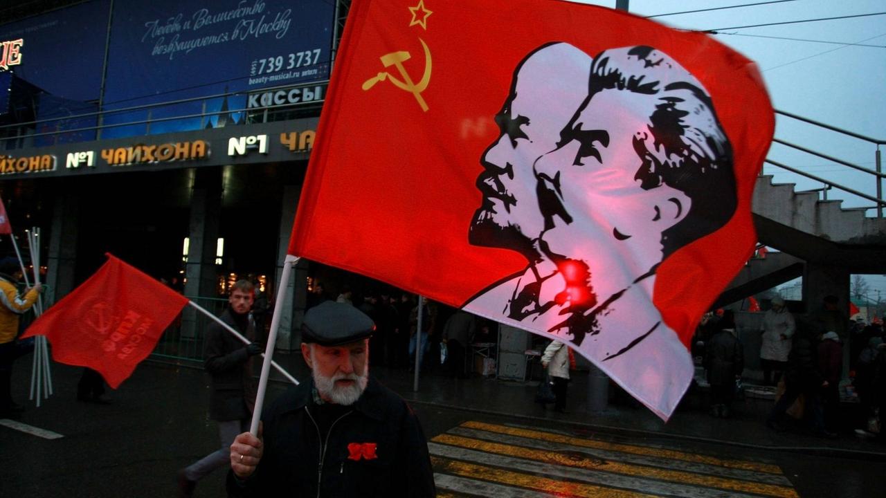 Russische Kommunisten marschieren zum 95. Jahrestag der Oktoberrevolution am 7. November 2014 in Moskau. Russische Kommunisten marschieren zum 95. Jahrestag der Oktoberrevolution am 7. November 2014 in Moskau.