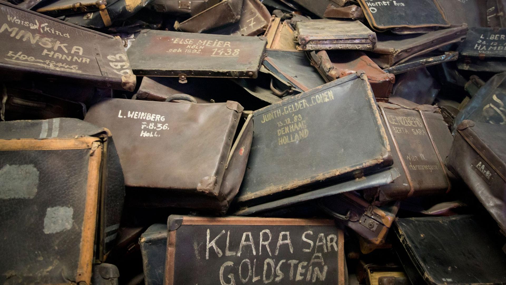 Taschen und Koffer von Opfern im Konzentrationslager Auschwitz Taschen und Koffer von Opfern im Konzentrationslager Auschwitz