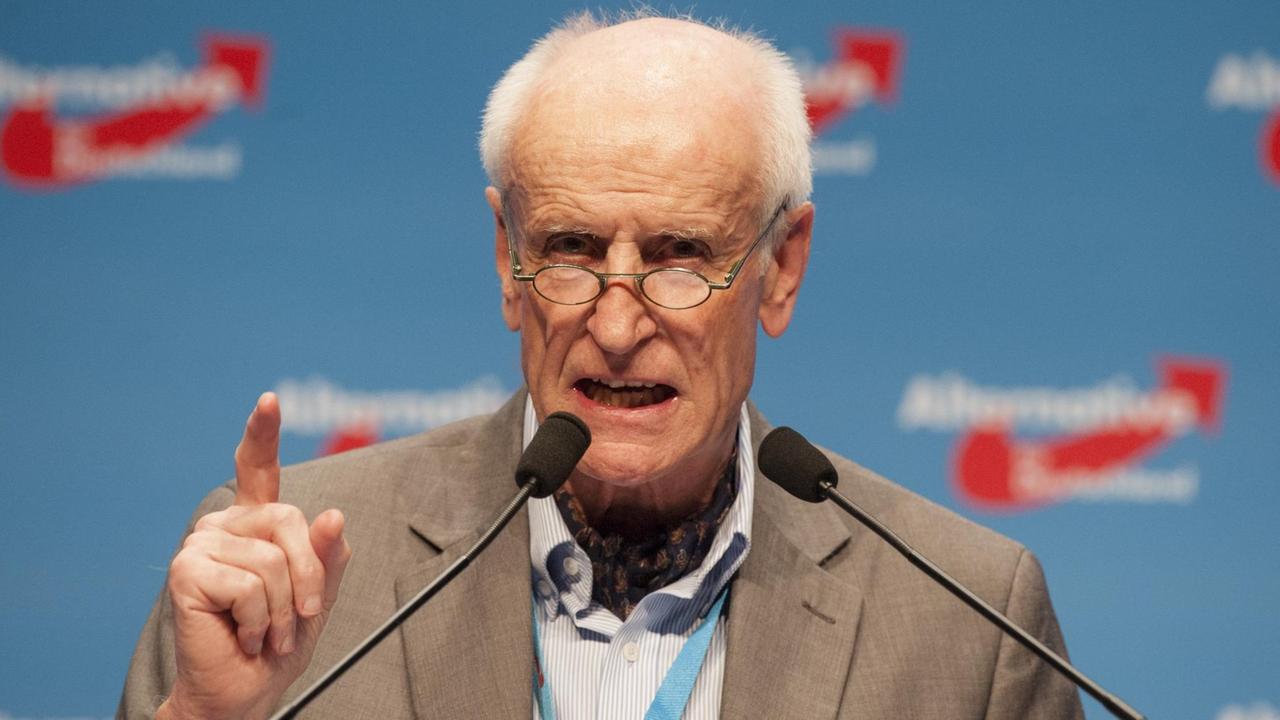 Albrecht Glaser, Kandidat der AfD zur Wahl des Bundespräsidenten, spricht am 30.04.2016 beim Bundesparteitag der Alternative für Deutschland (AfD) auf dem Messegelände in Stuttgart (Baden-Württemberg) zu Parteimitgliedern. Albrecht Glaser, Kandidat der AfD zur Wahl des Bundespräsidenten, spricht am 30.04.2016 beim Bundesparteitag der Alternative für Deutschland (AfD) auf dem Messegelände in Stuttgart (Baden-Württemberg) zu Parteimitgliedern.
