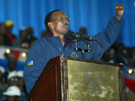 Ruandas alter und neuer Präsident, Paul Kagame, bei seiner Wahlparty am 26.8.2003 Ruandas alter und neuer Präsident, Paul Kagame, bei seiner Wahlparty am 26.8.2003