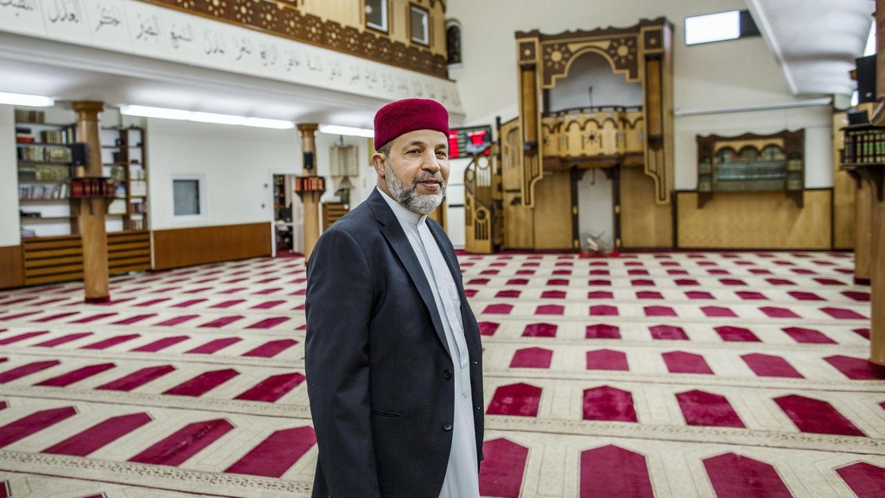 Imam Mohamed Taha Sabri steht im Gebetsraum der Dar-Assalam-Moschee im Stadtteil Neukölln.