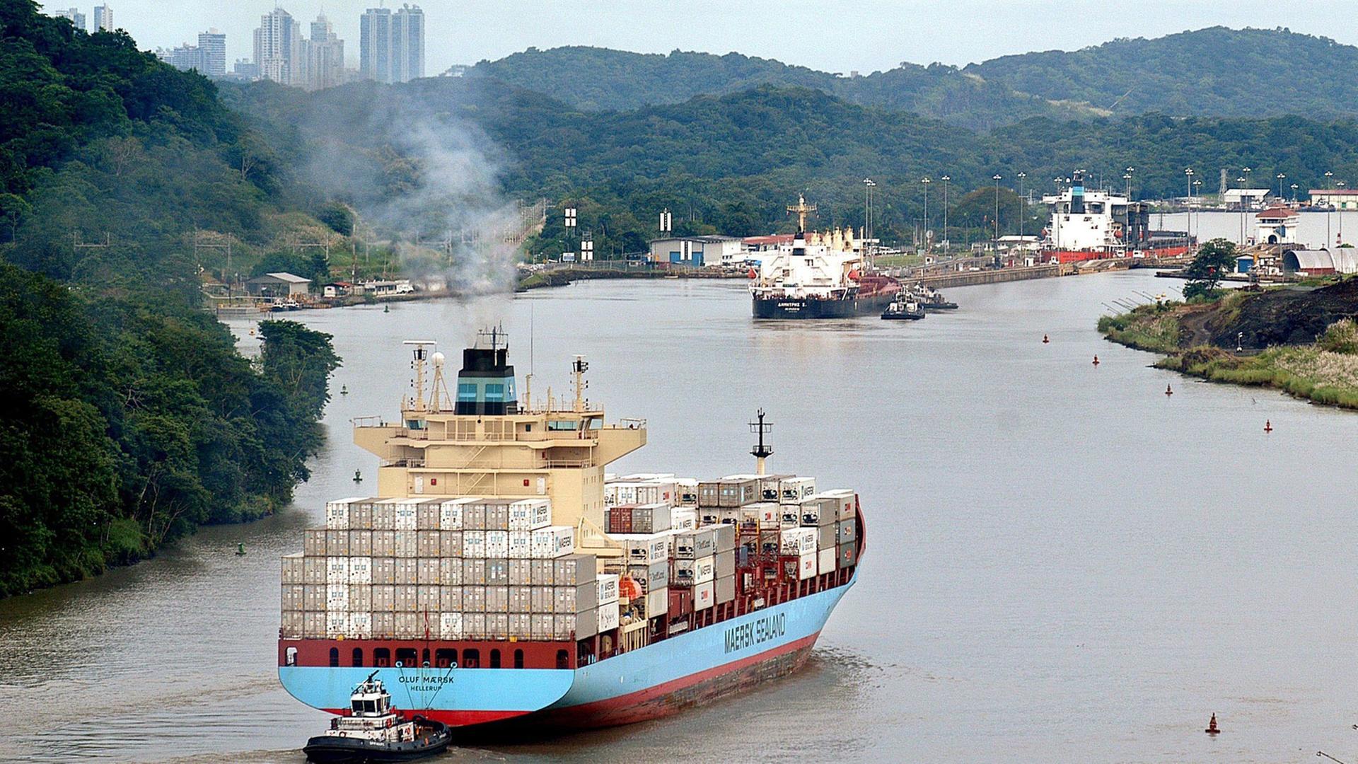 Ein Containerschiff passiert den Panamakanal bei den Pedro Miguel-Schleusen (Archivfoto vom 03.09.2007).