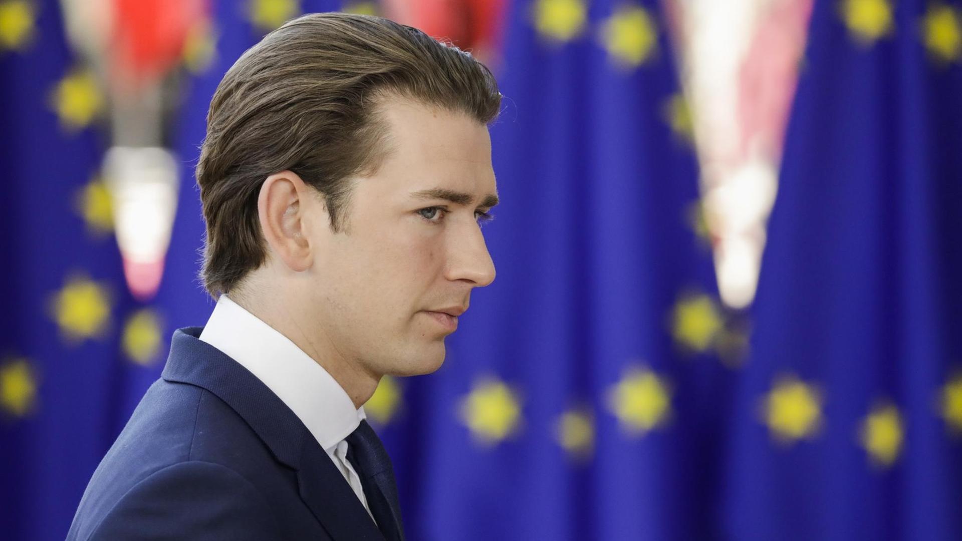 Sebastian Kurz beim EU-Gipfel am 29. Juni. vor Fahnen der EU Sebastian Kurz beim EU-Gipfel am 29. Juni. vor Fahnen der EU