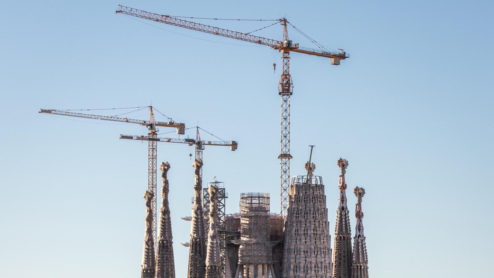 Die Sagrada Familia in Barcelona mit Baukränen und Baugerüsten. Die Sagrada Familia in Barcelona mit Baukränen und Baugerüsten.
