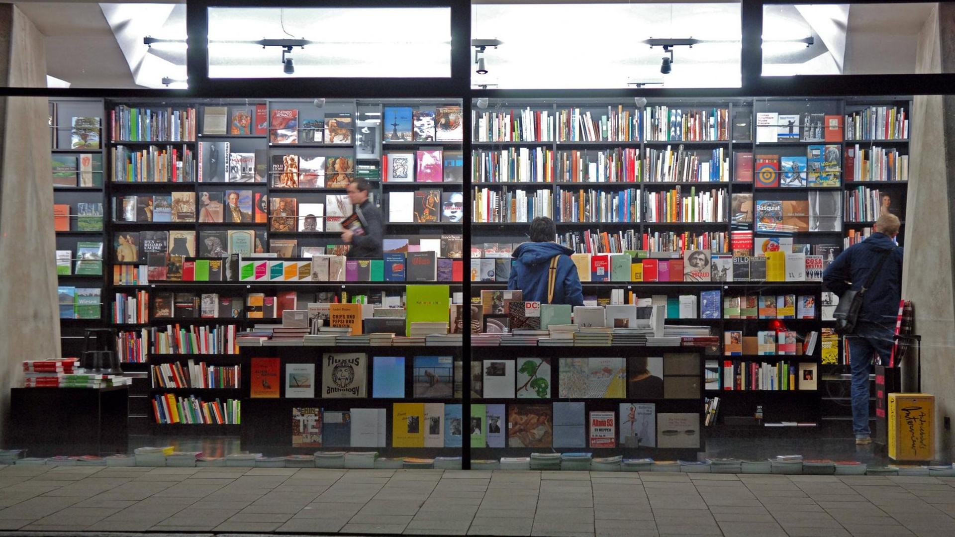 Das Schaufenster eines Buchladens in Düsseldorf