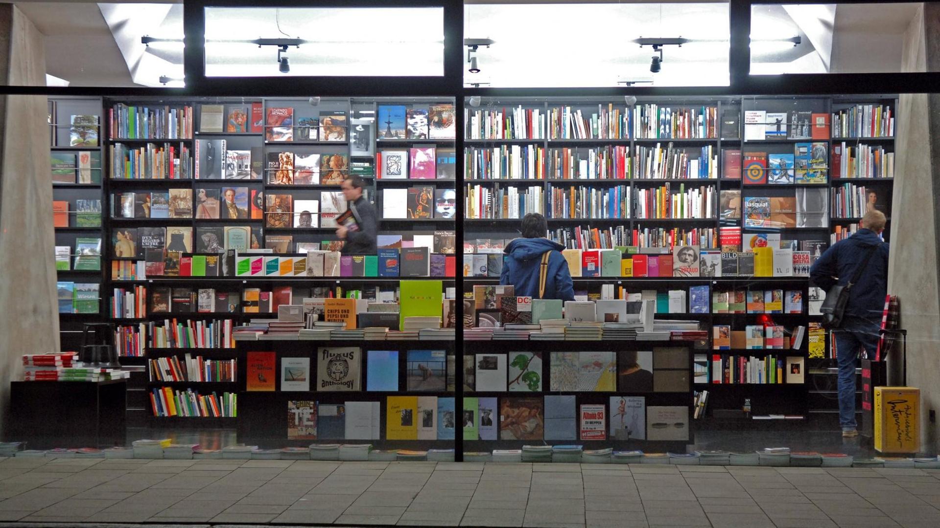 Das Schaufenster eines Buchladens in Düsseldorf Das Schaufenster eines Buchladens in Düsseldorf
