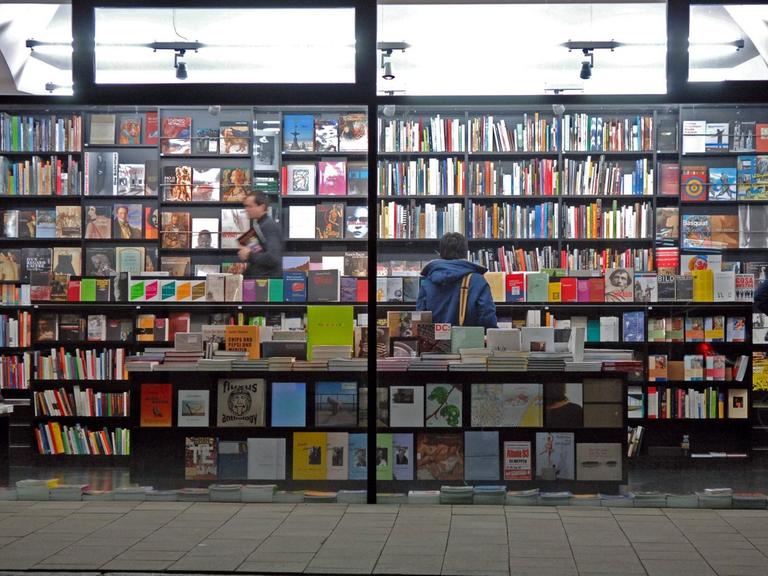 Das Schaufenster eines Buchladens in Düsseldorf