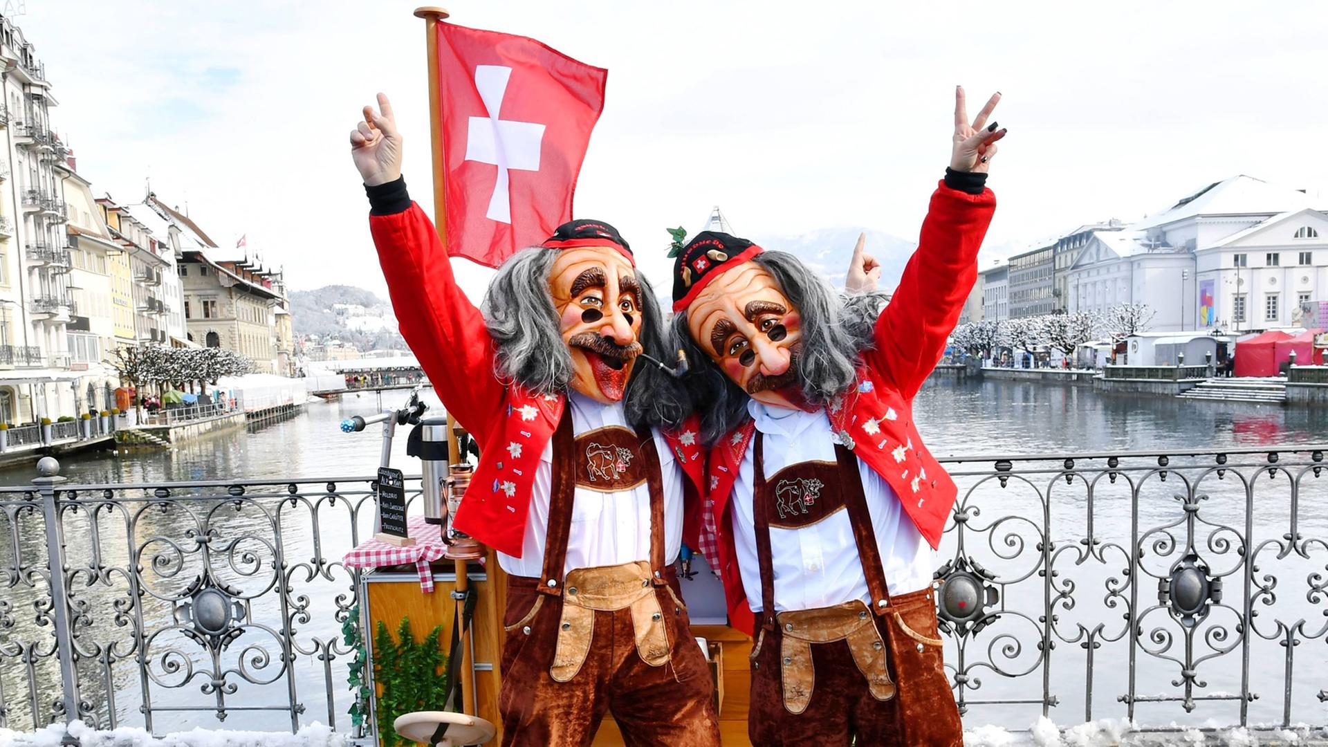 Zwei Schweizer in Luzern verkleidet zur Fassnacht zum Thema "No Billag" Zwei Schweizer in Luzern verkleidet zur Fassnacht zum Thema "No Billag"