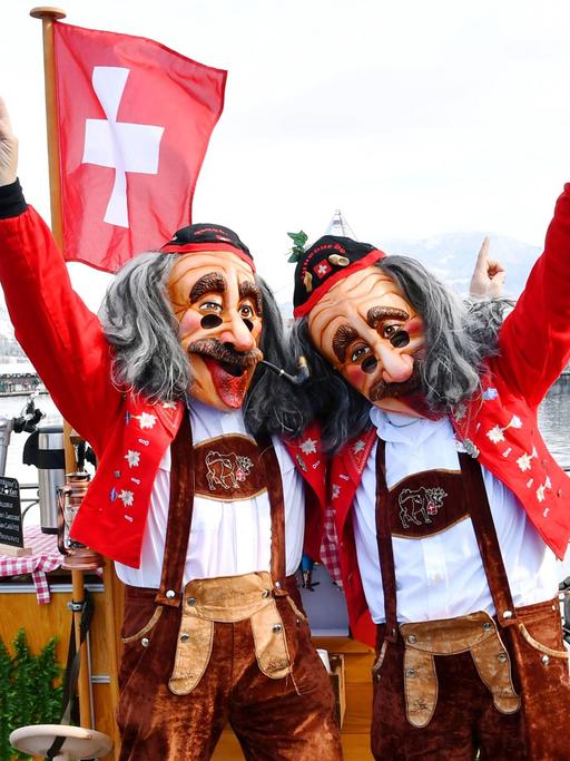 Zwei Schweizer in Luzern verkleidet zur Fassnacht zum Thema "No Billag"