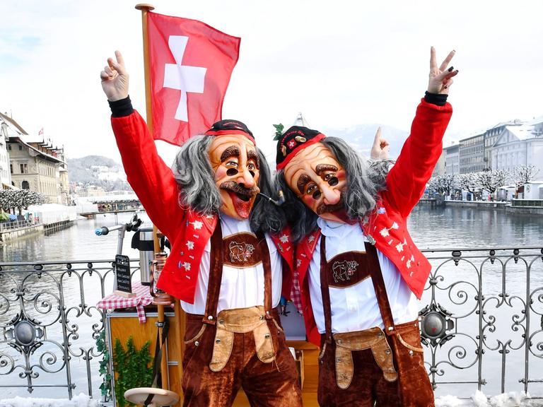 Zwei Schweizer in Luzern verkleidet zur Fassnacht zum Thema "No Billag"