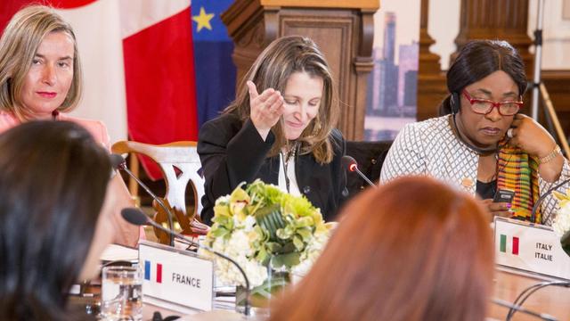 Außenministerinnen sitzen am Tisch