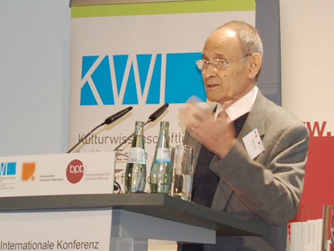 Ladislaus Löb, Universität Sussex/Autor des Buches "Geschäfte mit dem Teufel", bei seiner Rede während der 3. Internationalen Konferenz zur Holocaustforschung