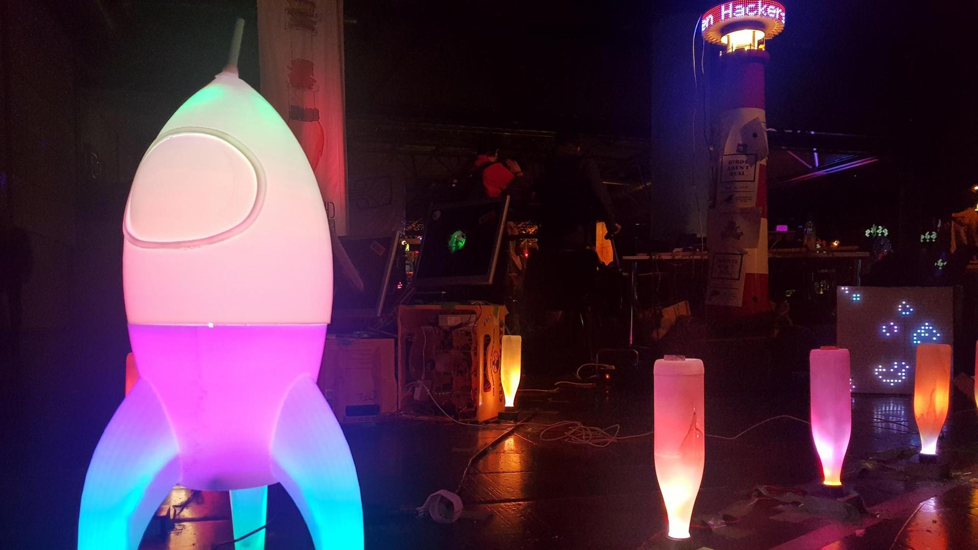 Eine bunte Rakete und andere Lichtinstallationen beim 35. Chaos Communication Congress Eine bunte Rakete und andere Lichtinstallationen beim 35. Chaos Communication Congress