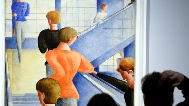 Besucher sehen sich am 20.11.2014 in Stuttgart (Baden-Württemberg) in der Ausstellung "Oskar Schlemmer - Visionen einer neuen Welt" in der Staatsgalerie das Gemälde "Bauhaustreppe" (1932) von Oskar Schlemmer an.