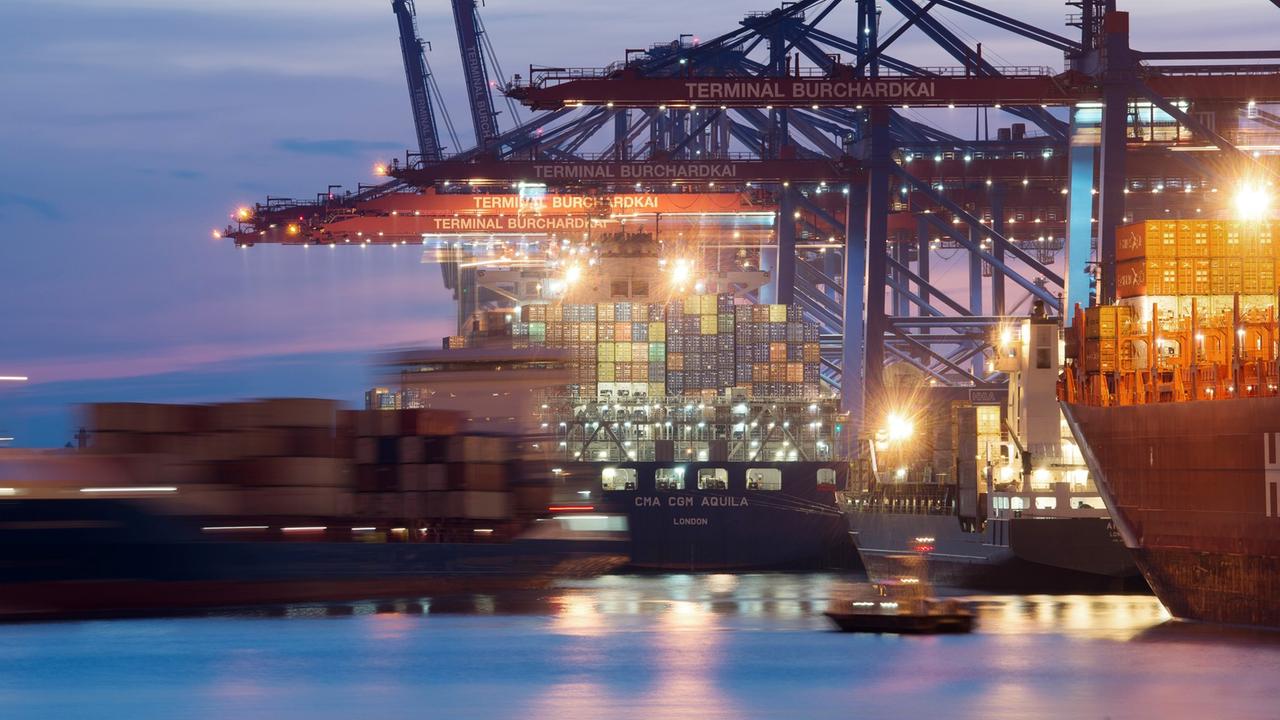 Containerschiffe kurz nach Sonnenuntergang im Hamburger Hafen am Terminal Burchardkai Containerschiffe kurz nach Sonnenuntergang im Hamburger Hafen am Terminal Burchardkai