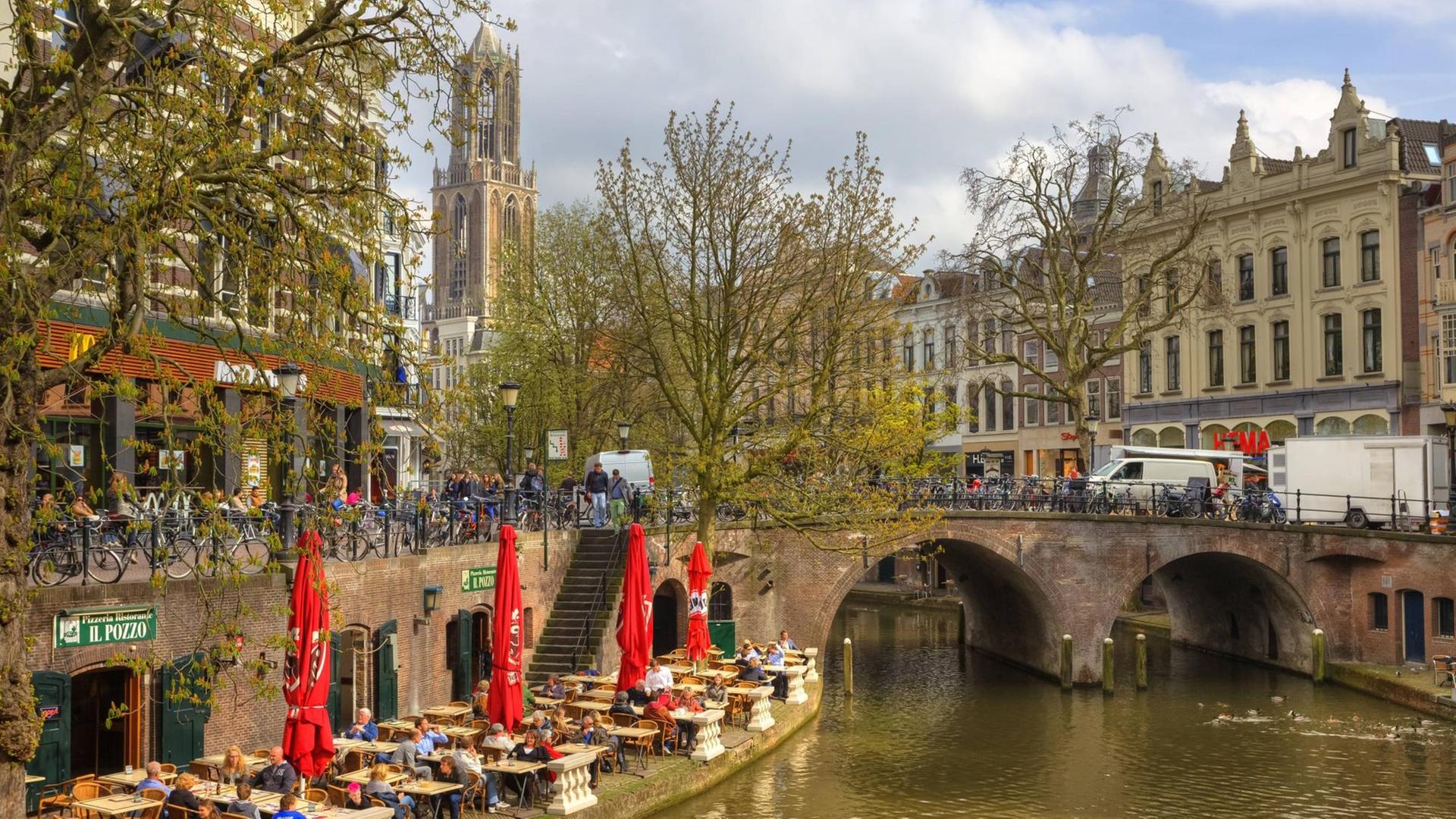 Die Oudegracht in Utrecht. Im Hintergrund ist der Utrechter Dom zu sehen. Die Oudegracht in Utrecht. Im Hintergrund ist der Utrechter Dom zu sehen.
