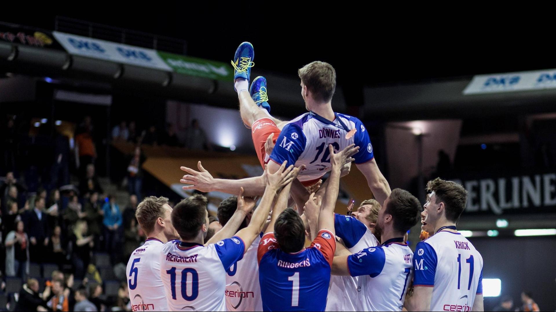 United Volleys Spieler feiern Christian Dünnes beim Playoff Halbfinale gegen die Berlin Recycling Volleys United Volleys Spieler feiern Christian Dünnes beim Playoff Halbfinale gegen die Berlin Recycling Volleys