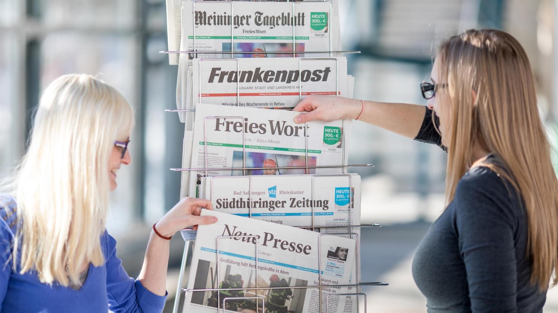 Tageszeitungen von Frankenpost, Neue Presse, Freies Wort, Südthüringer Zeitung und FW Meininger Tageblatt stecken auf einem Zeitungsständer Tageszeitungen von Frankenpost, Neue Presse, Freies Wort, Südthüringer Zeitung und FW Meininger Tageblatt stecken auf einem Zeitungsständer