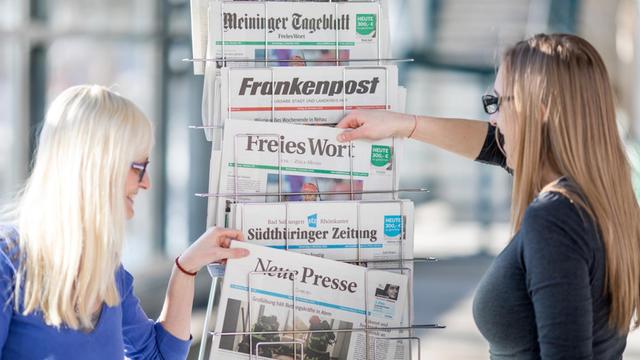 Tageszeitungen von Frankenpost, Neue Presse, Freies Wort, Südthüringer Zeitung und FW Meininger Tageblatt stecken auf einem Zeitungsständer