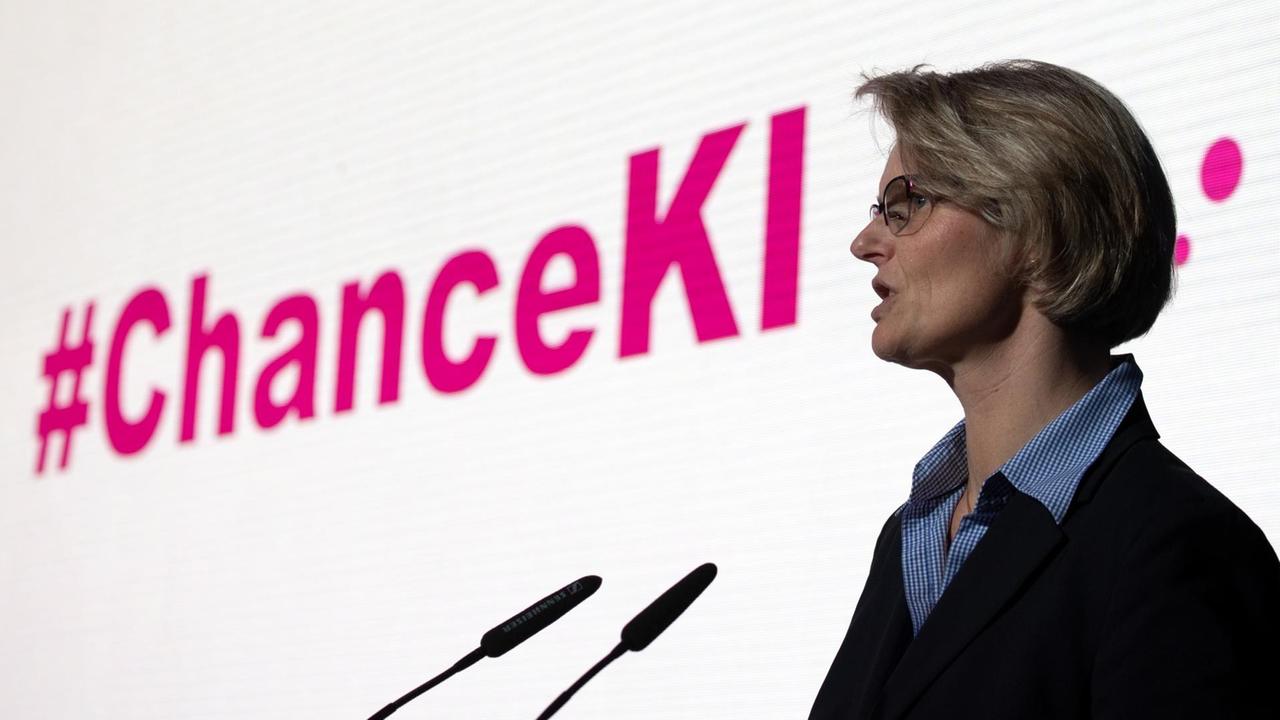 Forschungsministerin Anja Karliczek (CDU) bei der Eröffnung des Wissenschaftsjahres 2019 in Berlin mit dem Schwerpunkt Künstliche Intelligenz Forschungsministerin Anja Karliczek (CDU) bei der Eröffnung des Wissenschaftsjahres 2019 in Berlin mit dem Schwerpunkt Künstliche Intelligenz