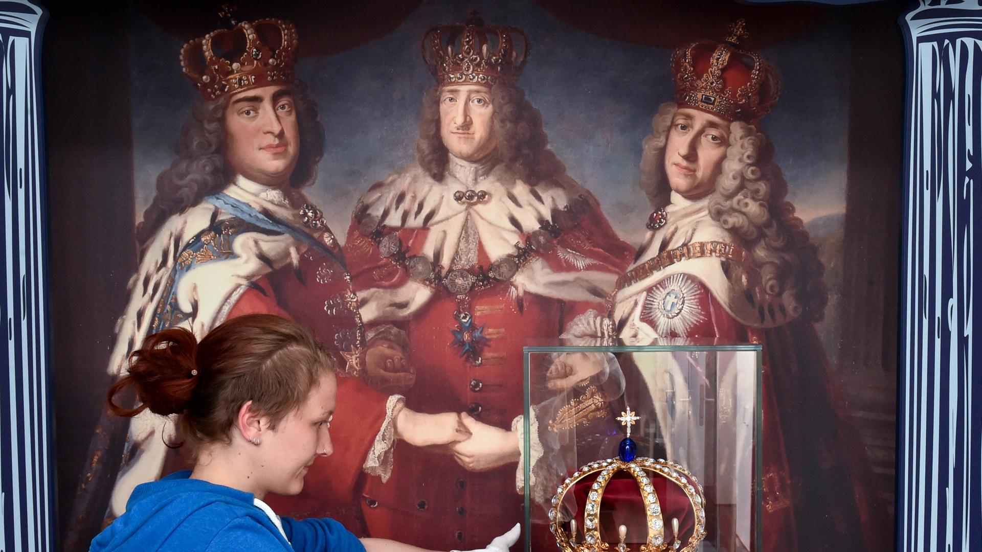 Die Objekteinrichterin Simea Menzel arbeitet an einer Kopie der Krone von Friedrich I. Die Objekteinrichterin Simea Menzel arbeitet an einer Kopie der Krone von Friedrich I.