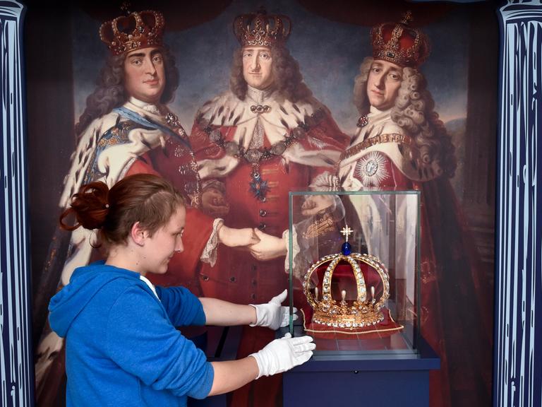 Die Objekteinrichterin Simea Menzel arbeitet an einer Kopie der Krone von Friedrich I.