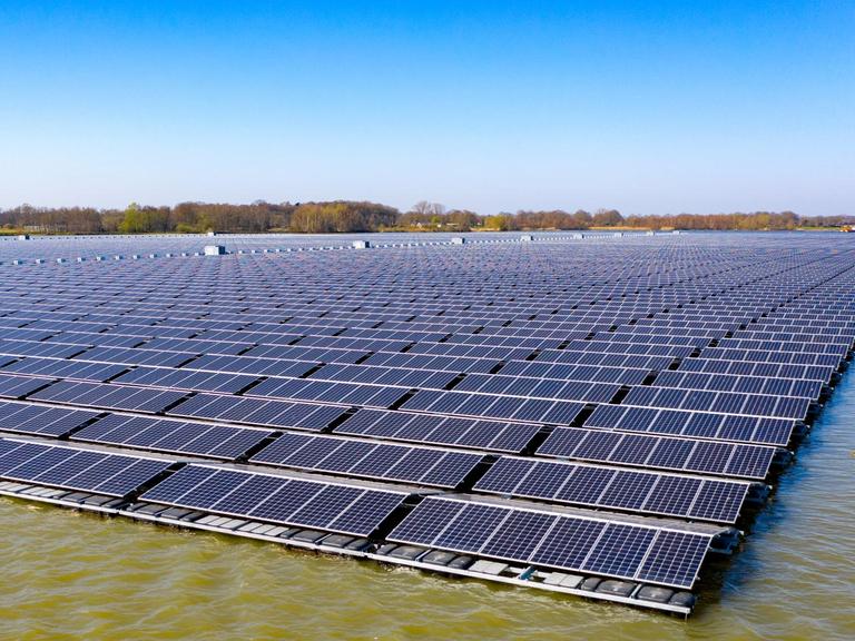 Auf einem See schwimmen großflächig Solarpaneele.