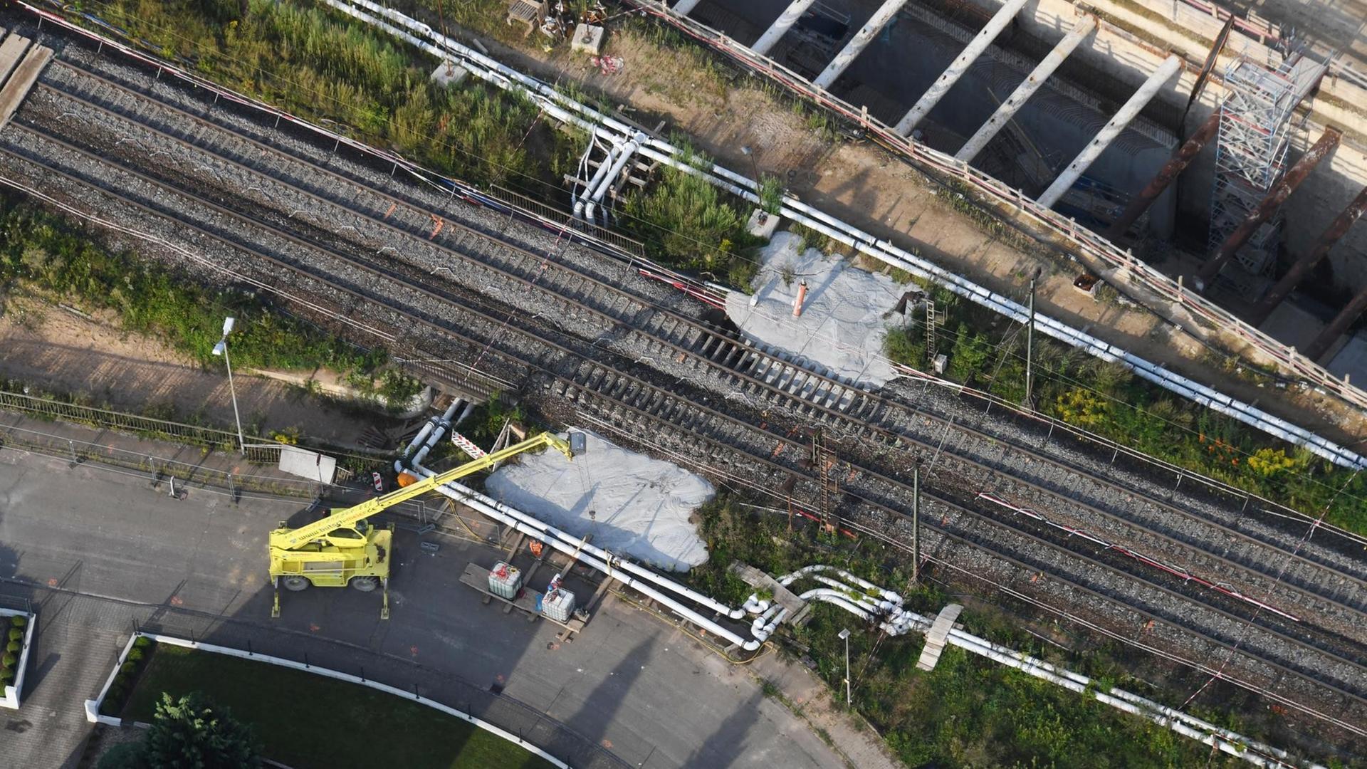 An der Baustelle des Bahntunnels Rastatt (Baden-Württemberg) sind am 17.08.2017 bei Niederbühl helle Betonflächen zu sehen. Dort haben sich Bahngleise abgesenkt. Zur Stabilisierung der abgesenkten Gleise an der Rheintalbahn wird der Rastatter Tunnel auf 50 Metern mit Beton befüllt. Die Bahnstrecke zwischen Rastatt und Baden-Baden ist seit dem 12.08.2017 gesperrt. An der Baustelle des Bahntunnels Rastatt (Baden-Württemberg) sind am 17.08.2017 bei Niederbühl helle Betonflächen zu sehen. Dort haben sich Bahngleise abgesenkt. Zur Stabilisierung der abgesenkten Gleise an der Rheintalbahn wird der Rastatter Tunnel auf 50 Metern mit Beton befüllt. Die Bahnstrecke zwischen Rastatt und Baden-Baden ist seit dem 12.08.2017 gesperrt.